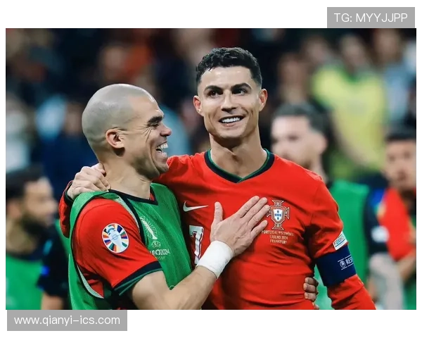 佩佩回忆初见C罗时光：17岁少年训练后啃苹果健身的故事